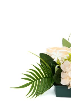 Pequeño centro floral refinado de cementerio en tonos crema