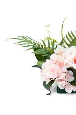 Pequeño centro floral vivaz de cementerio en fucsias y rosas