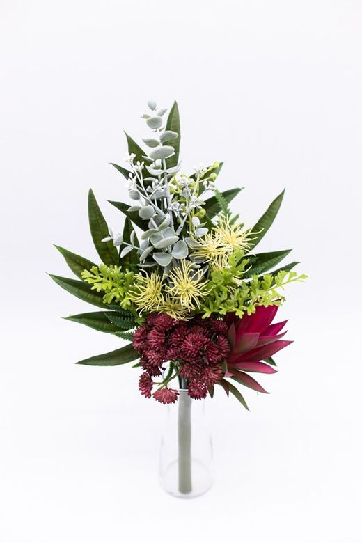 Flores secas y flores  artificiales para jarrones de cementerio