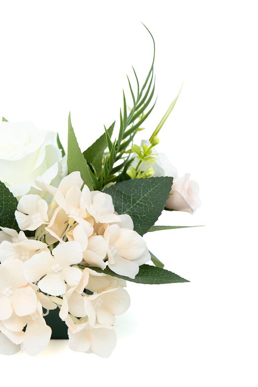 Pequeño y sereno centro floral en blancos y crema