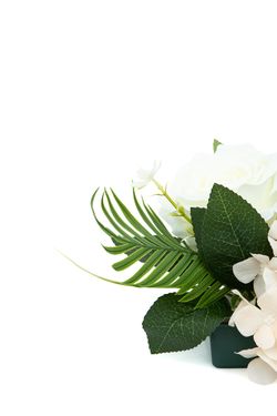 Pequeño y sereno centro floral en blancos y crema