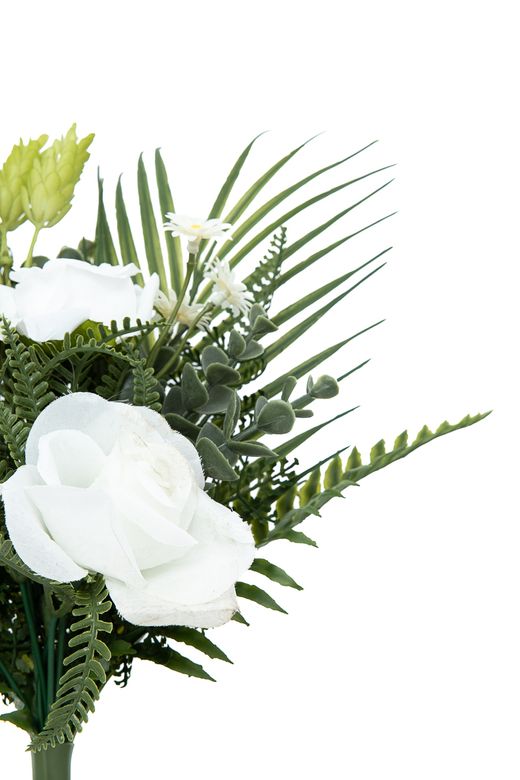 Pomo floral sereno de cementerio con rosa blanca de jardín
