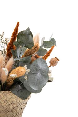Preciosa cesta de paja con flores secas y flores preservadas rosadas