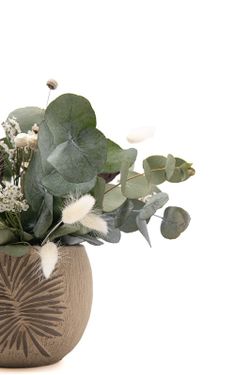 Preciosa decoración con flores preservadas y secas en color verde y blanco