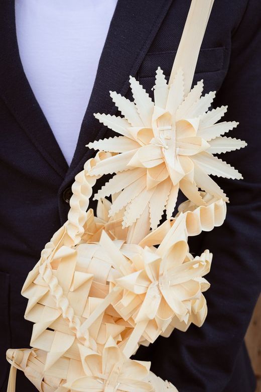 Preciosa palma blanca para domingo de ramos con adornos florales realizados artesanalmente por nuestros artesanos.