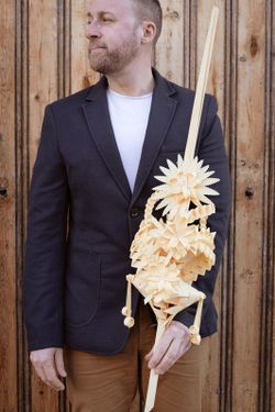 Preciosa palma blanca para domingo de ramos con adornos florales realizados artesanalmente por nuestros artesanos.