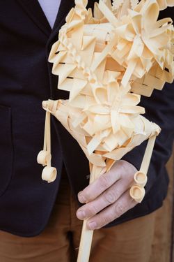Preciosa palma blanca para domingo de ramos con adornos florales realizados artesanalmente por nuestros artesanos.