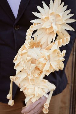 Preciosa palma blanca para domingo de ramos con adornos florales realizados artesanalmente por nuestros artesanos.