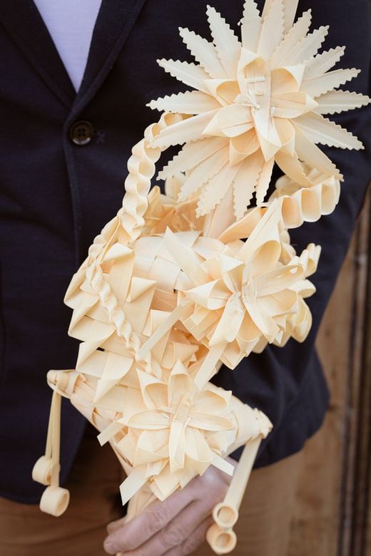 Preciosa palma blanca para domingo de ramos con adornos florales realizados artesanalmente por nuestros artesanos.