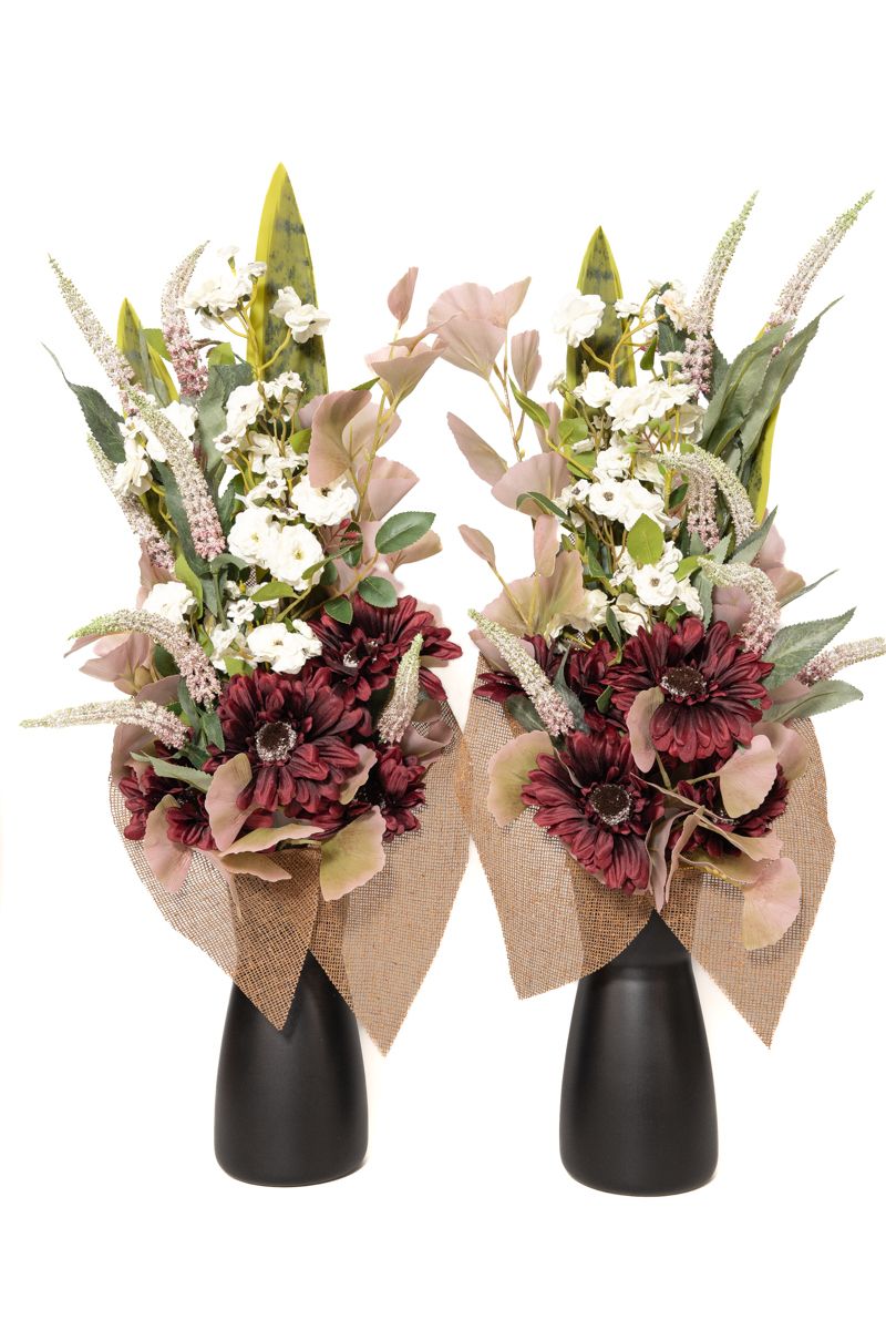 Precioso arreglo floral para cementerio con flores artificiales en color granate Lateral derecho