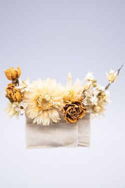 Alfinete de bolso em cores creme