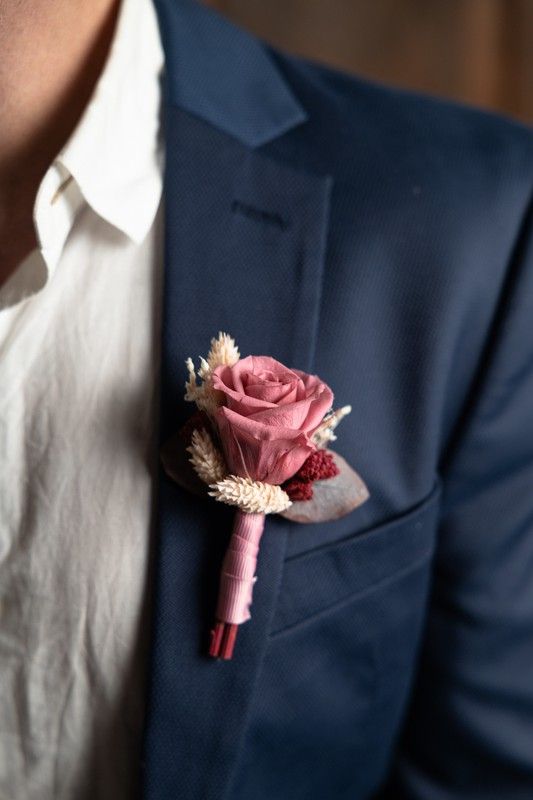 Prendido para traje de novio con rosa preservada