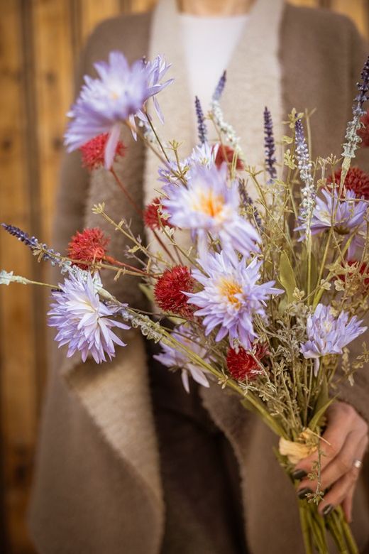 Primaveral ramo de flores silvestres con tonos rosados. Ramo de flores artificiales