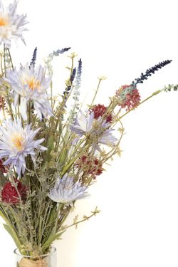 Primaveral ramo de flores silvestres con tonos rosados. Ramo de flores artificiales