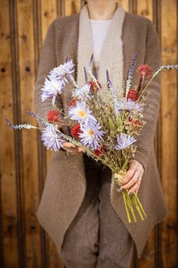 Primaveral ramo de flores silvestres con tonos rosados. Ramo de flores artificiales