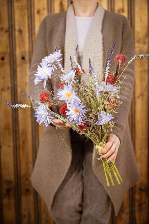 Primaveral ramo de flores silvestres con tonos rosados. Ramo de flores artificiales