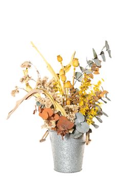 Radiante centro de flores secas y preservadas en color amarillo