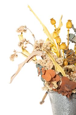 Radiante centro de flores secas y preservadas en color amarillo