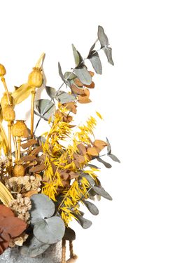 Radiante centro de flores secas y preservadas en color amarillo