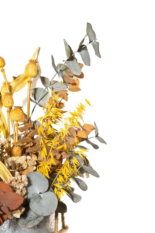 Radiante centro de flores secas y preservadas en color amarillo