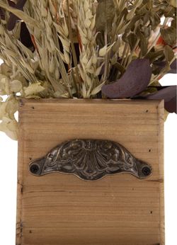 Radiante centro de flores secas y preservadas en tonos cálidos