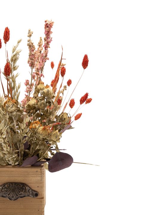 Radiante centro de flores secas y preservadas en tonos cálidos