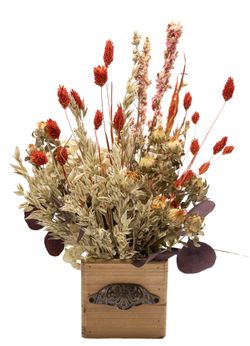 Radiante centro de flores secas y preservadas en tonos cálidos