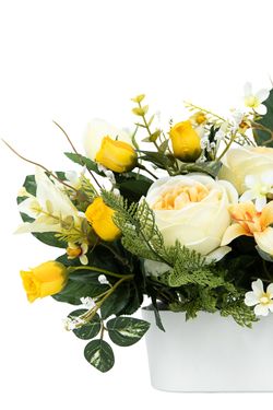 Radiante jardinera floral de cementerio con rosas de jardín amarillas