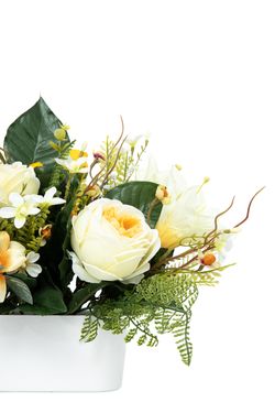 Radiante jardinera floral de cementerio con rosas de jardín amarillas