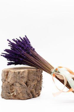 Buquê de lavanda seca preservado com fitas decorativas
