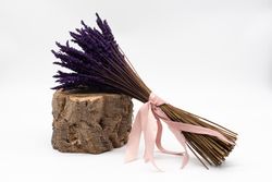Buquê de lavanda seca preservado com fitas decorativas
