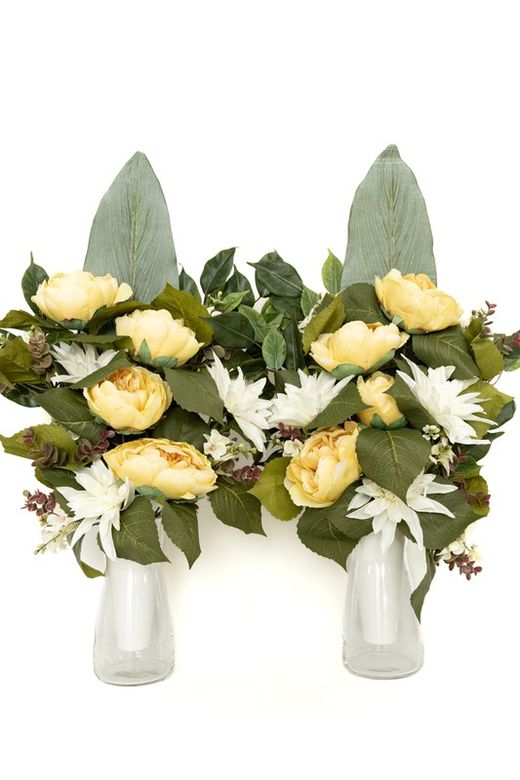 Ramo de cementerio con peonias en color crema y ocre