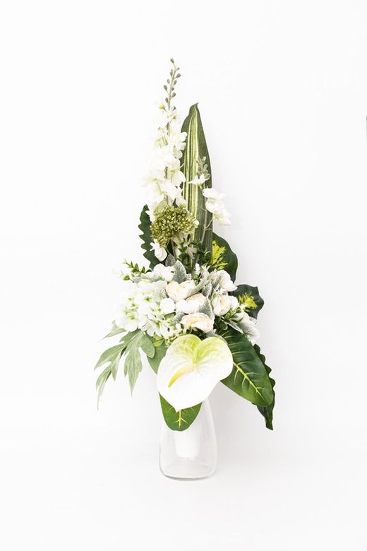 Ramo de cementerio con flores blancas, muy delicado y romántico