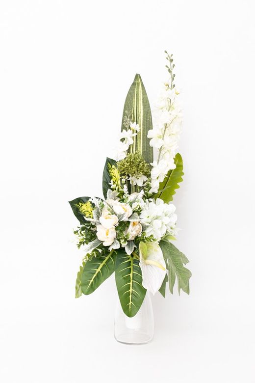 Ramo de cementerio con flores blancas, muy delicado y romántico