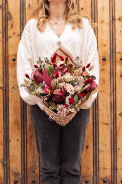 Ramo de flores con espigas granates y trigo seco junto con otras flores preservadas y secas