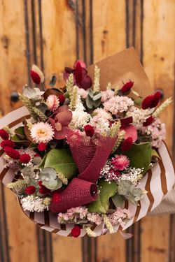 Ramo de flores con espigas granates y trigo seco junto con otras flores preservadas y secas