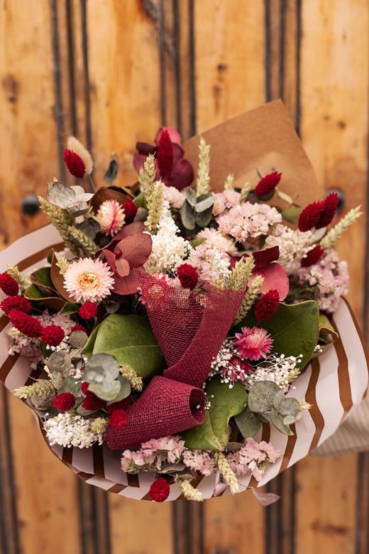 Ramo de flores con espigas granates y trigo seco junto con otras flores preservadas y secas