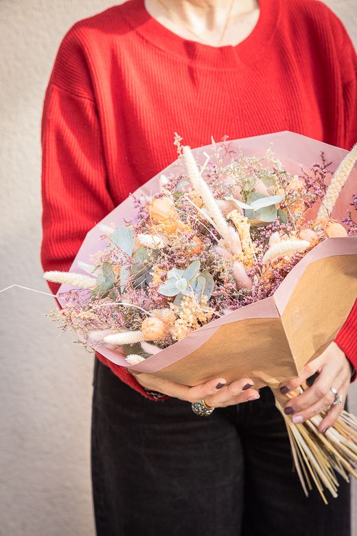 Ramo de flores secas y preservadas color rosa. Todo dulzura.