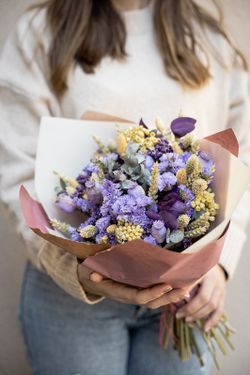 Ramo de flores secas y preservadas en colores lilas y amarillo