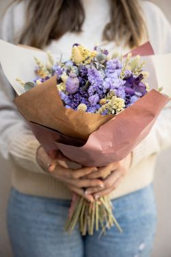 Ramo de flores secas y preservadas en colores lilas y amarillo