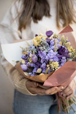 Ramo de flores secas y preservadas en colores lilas y amarillo