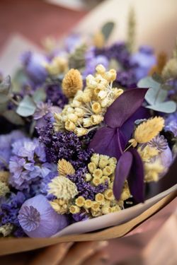 Ramo de flores secas y preservadas en colores lilas y amarillo