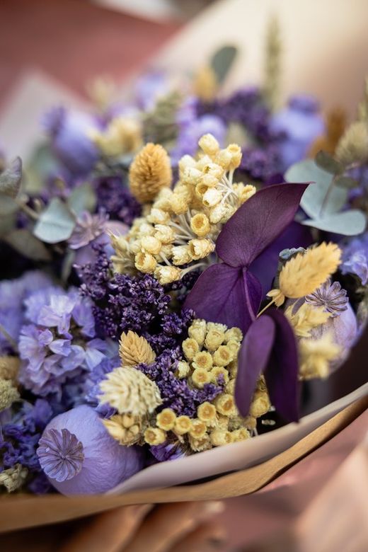 Ramo de flores secas y preservadas en colores lilas y amarillo