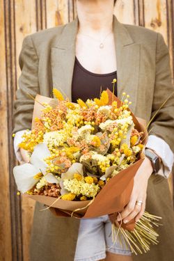 Ramo de Flores secas y preservados en color natural y amarillo