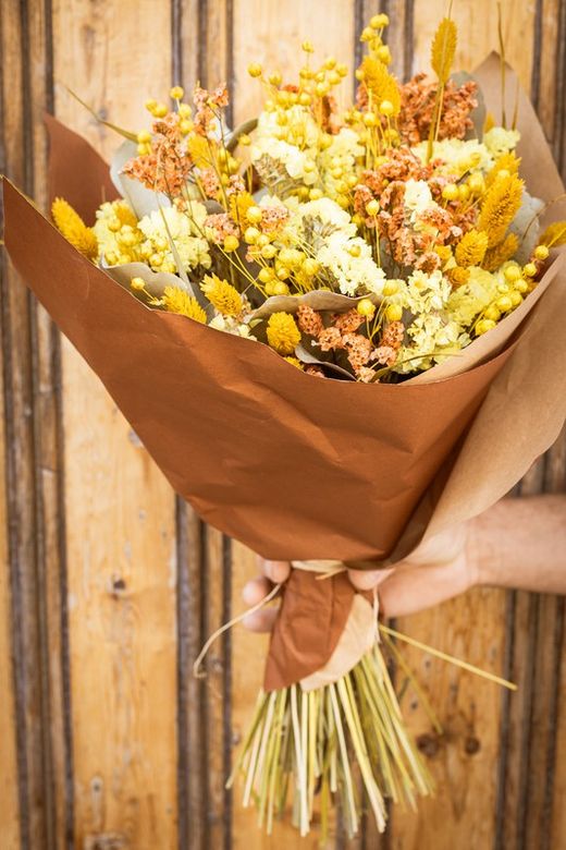Ramo de Flores secas y preservados en color natural y amarillo