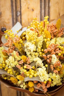 Ramo de Flores secas y preservados en color natural y amarillo