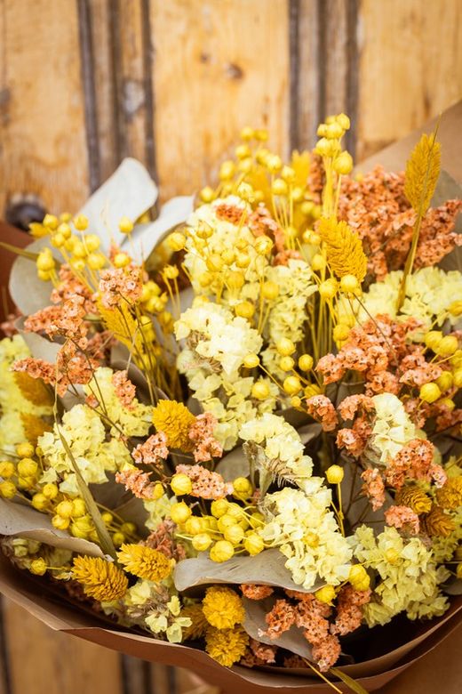 Ramo de Flores secas y preservados en color natural y amarillo