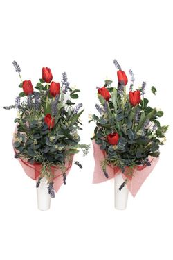 Buquê de flores silvestres com tulipas vermelhas