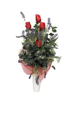 Buquê de flores silvestres com tulipas vermelhas