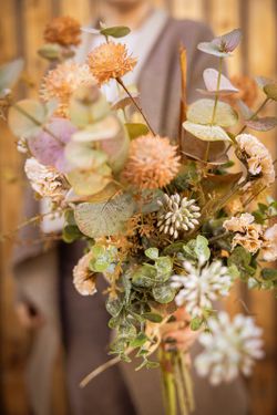 Ramo de flores silvestres artificiales en tonos crema y ocres